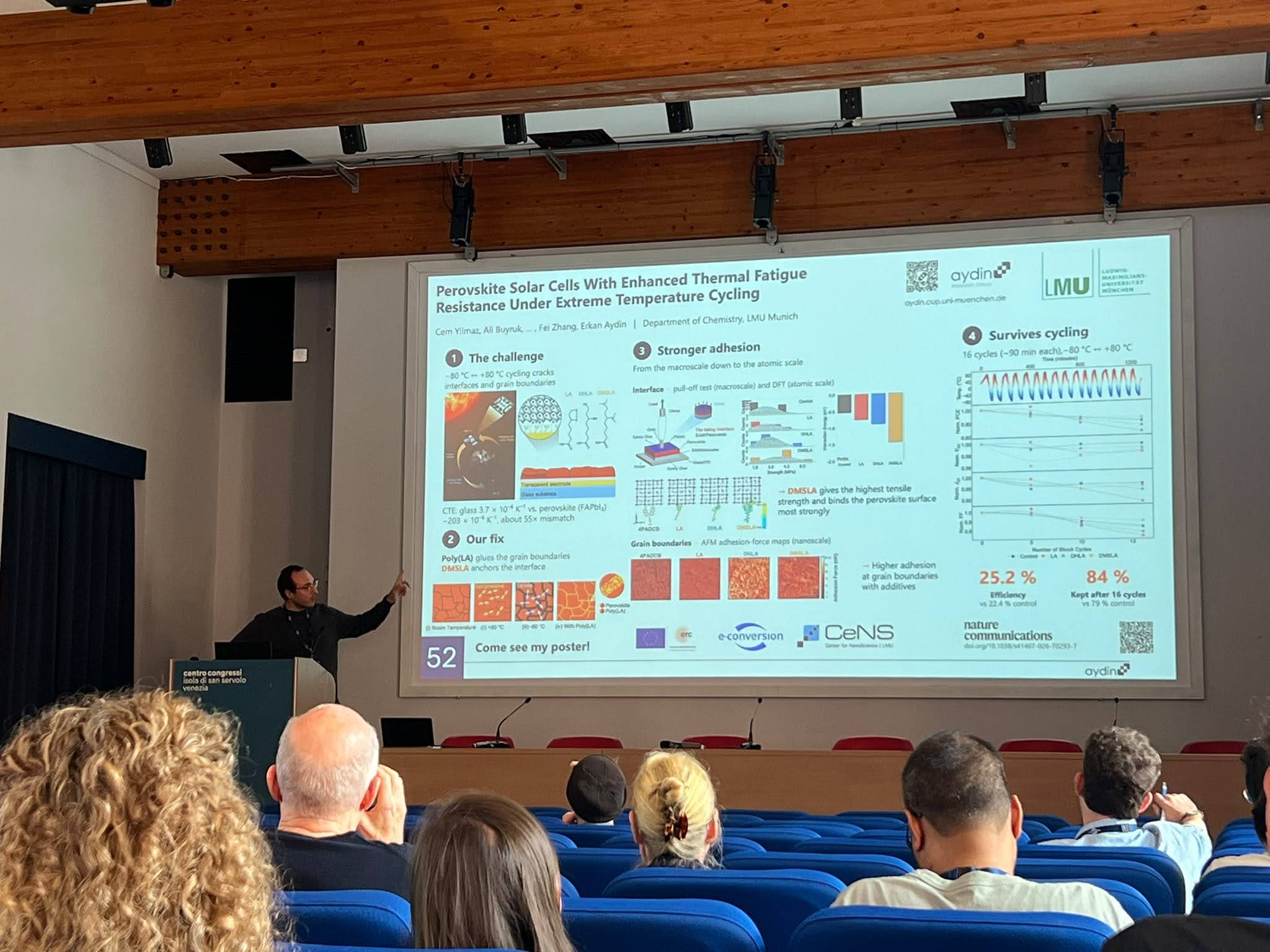 Cem Yilmaz presenting his research in a short pitch